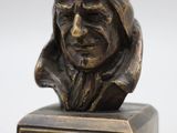 buste en bronze représentant un homme portant une casquette de pilote et des lunettes de protection