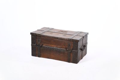une petite boîte en bois posée sur une surface blanche