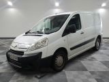 la camionnette blanche est garée sur le sol en damier d'une pièce