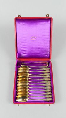 une image représentant un étui violet contenant un service de cuillères en argent