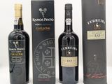 trois bouteilles de vin sont posées l'une à côté de l'autre sur une table
