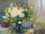 une peinture représentant un vase de fleurs et de fruits sur une table