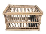 une cage en bois avec un chat noir à l'intérieur