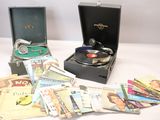 un tourne-disque et un autre tourne-disque placés l'un à côté de l'autre