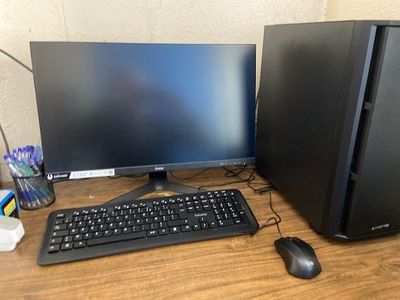 deux écrans d'ordinateur et un clavier sur un bureau