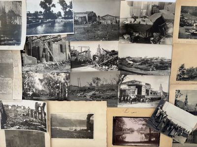 de nombreuses vieilles photos accrochées au mur de cette pièce
