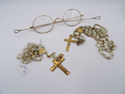 lot de bijoux fantaisies et paire de lunettes en métal (usur…