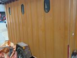 une photo d'une remorque dans un bâtiment en construction