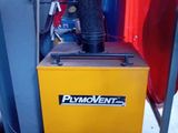une machine jaune à laquelle est raccordé un tuyau