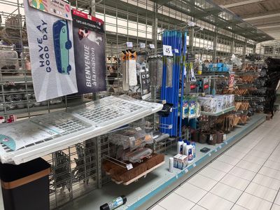 de nombreux articles à vendre sur les étagères du magasin