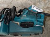 une machine bleue posée sur le sol