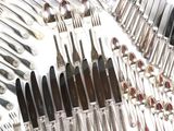 beaucoup d'argenterie et de couverts en argent sur la table