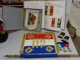 une table sur laquelle sont posés un gâteau, une médaille et d'autres objets
