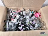 une boîte en carton remplie de bouteilles et encore de bouteilles d'alcool
