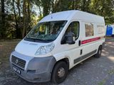 une camionnette blanche garée sur le bord de la route