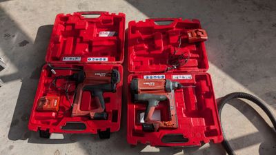 deux outils rouges dans un coffret rouge posé par terre