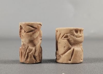 deux petites figurines en argile représentant un homme et une femme