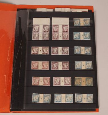 un dossier sur lequel sont collés de nombreux timbres