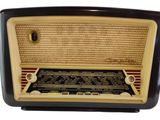 une radio à l'ancienne posée sur une table en bois