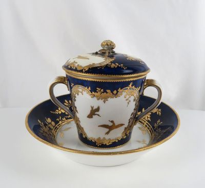 un gros plan d'une tasse et d'une soucoupe posées sur une table blanche