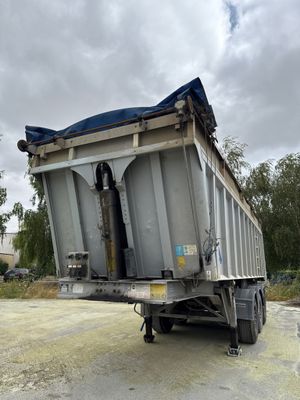 un camion-benne avec une bâche à l'arrière
