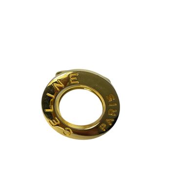 une image d'un gros plan d'une bague en or sur un fond blanc