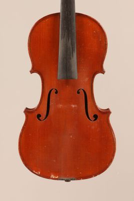 un vieux violon avec un archet accroché à son dos