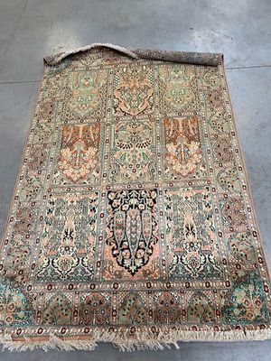 un tapis persan ancien orné d'un grand motif en médaillon