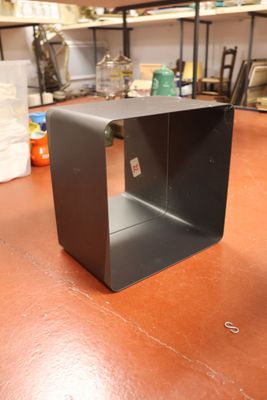 une boîte noire posée sur une table dans une pièce
