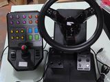 un volant et une manette de jeu posés sur une table