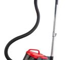 un aspirateur noir et rouge muni d'une poignée rouge