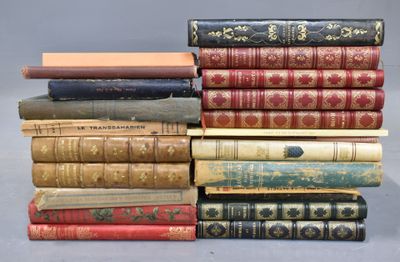 plusieurs livres empilés sur une table