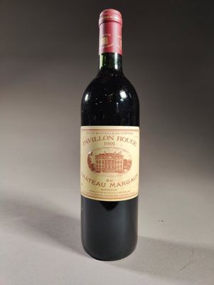 une bouteille de vin posée sur une table