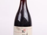 une bouteille de vin posée sur une table