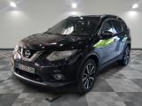 Le SUV Nissan noir est garé dans une pièce dont le sol est en damier.