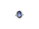 Gros plan sur une bague contenant une pierre bleue