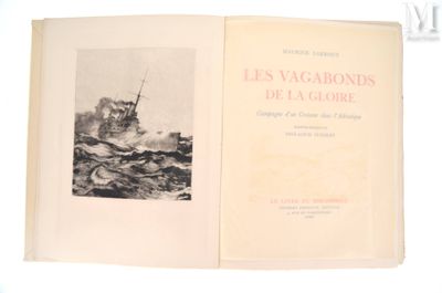 un livre ouvert avec l'image d'un bateau dans l'eau