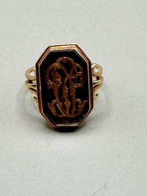 une image représentant une bague en or sur laquelle figurent un homme et une femme
