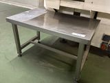 une machine posée sur une table dans une pièce