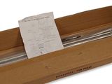 une boîte en carton contenant une paire de ciseaux