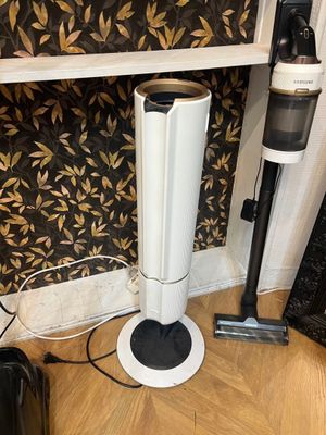 une photo d'une pièce où se trouvent un aspirateur et une cafetière