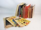 plusieurs livres sont empilés sur une surface blanche