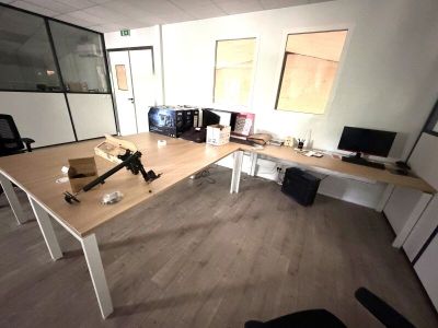 une photo d'un bureau avec un bureau et deux écrans
