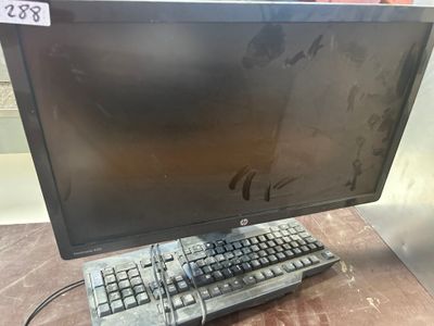 un écran, un clavier et une souris posés sur une table, avec une étiquette de prix