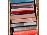 les livres sont empilés dans une boîte en carton