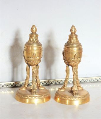 deux vases dorés posés sur une table