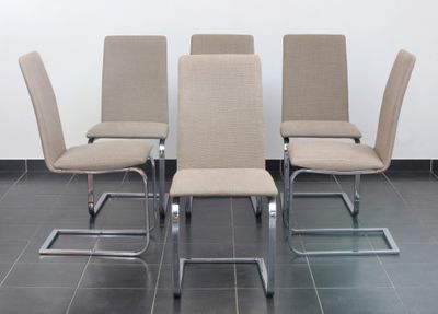 quatre chaises alignées par terre
