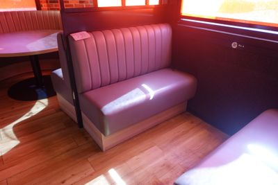 une cabine violette avec une table et deux chaises