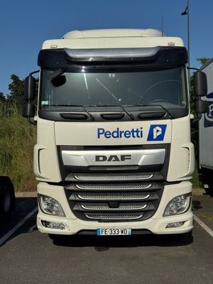un camion blanc garé dans un parking