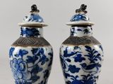 une paire de vases bleus et blancs ornés d'oiseaux sur le dessus